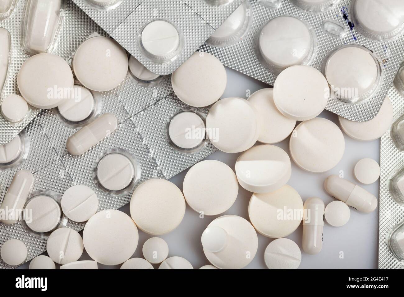 Tabletten und Kapseln Pillen auf weißem Hintergrund Stockfoto