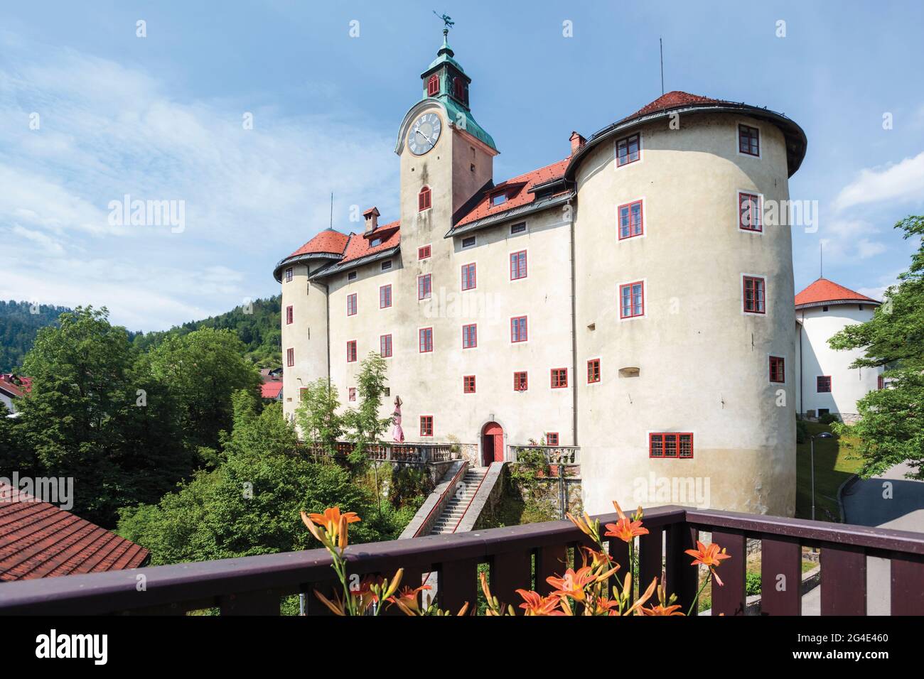 Idrija, Slowenisches Küstenland, Slowenien. Burg Gewerbeegg. Das Schloss beherbergt das Stadtmuseum, das die Geschichte des Quecksilberbergbaus in Idrija umfasst. Stockfoto