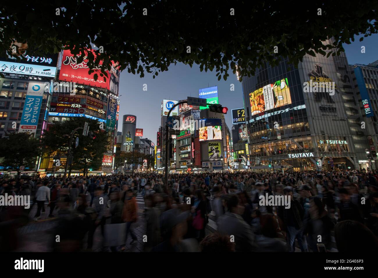 Menschen am Shibuya Scramble Crossing in Tokio, Japan Stockfoto