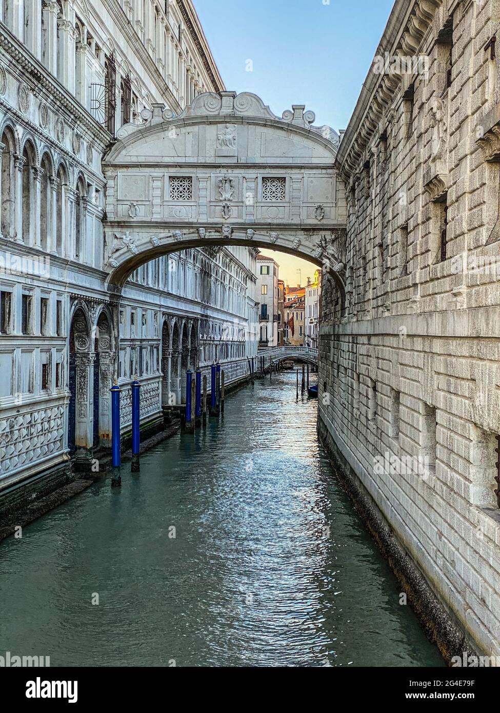 Blick auf die Seufzerbrücke (Ponte dei Sospiri) in Venedig Stockfoto