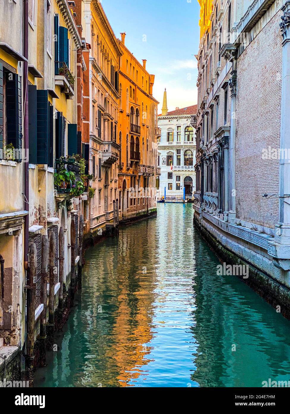 Kleiner Kanal in Venedig, Italien, mit Balkon, und blauem Himmel Spiegelung auf dem Wasser, kein Boot, keine Menschen Stockfoto