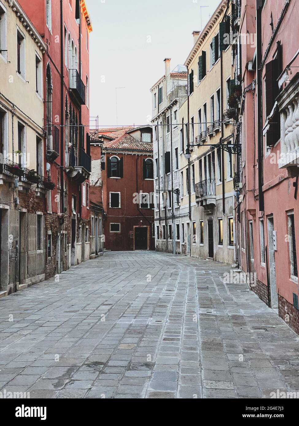 Kleiner Platz in Venedig ohne Menschen während der italienischen Sperrkrise COVID-19, Italien Stockfoto