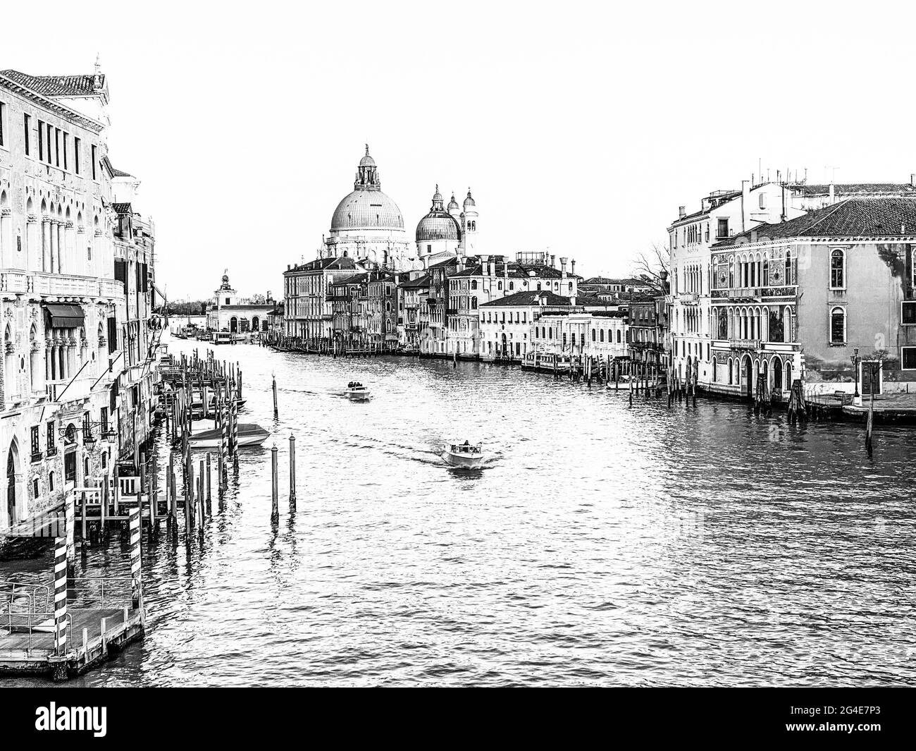 Blick auf den Canale Grande und die Basilika Santa Maria della Salute von der Ponte dell'Accademia in Venedig, Italien Stockfoto