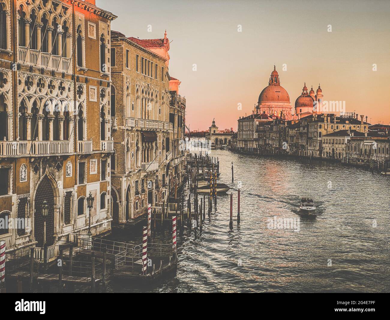 Blick auf den Canale Grande und die Basilika Santa Maria della Salute von der Ponte dell'Accademia in Venedig, Italien. Getöntes Bild. Stockfoto