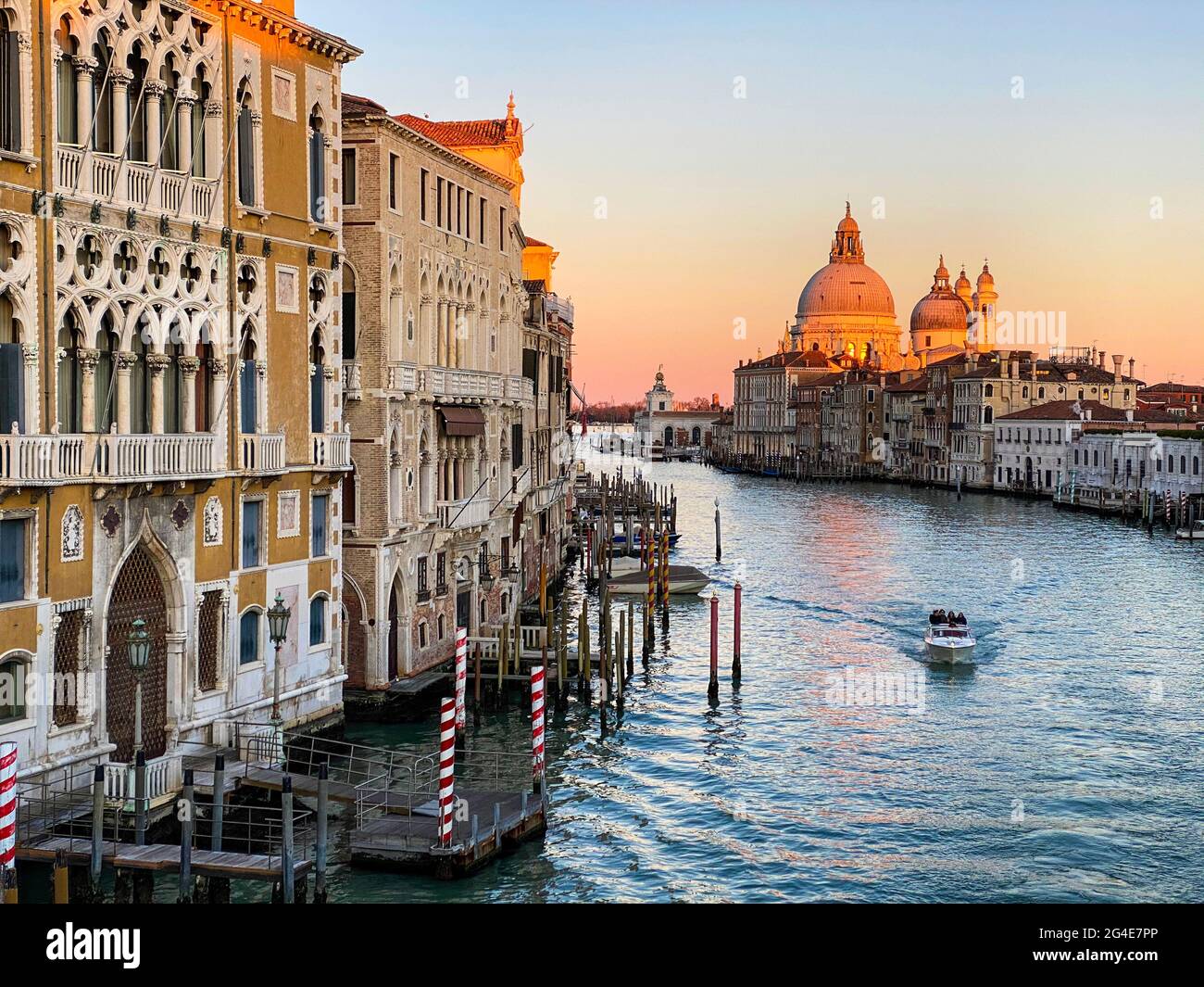 Blick auf den Canale Grande und die Basilika Santa Maria della Salute von der Ponte dell'Accademia in Venedig, Italien Stockfoto