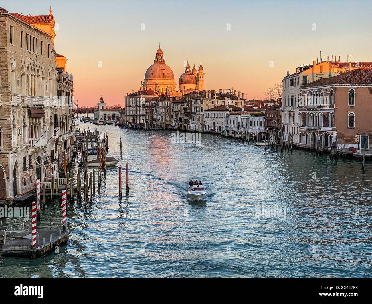 Blick auf den Canale Grande und die Basilika Santa Maria della Salute von der Ponte dell'Accademia in Venedig, Italien Stockfoto