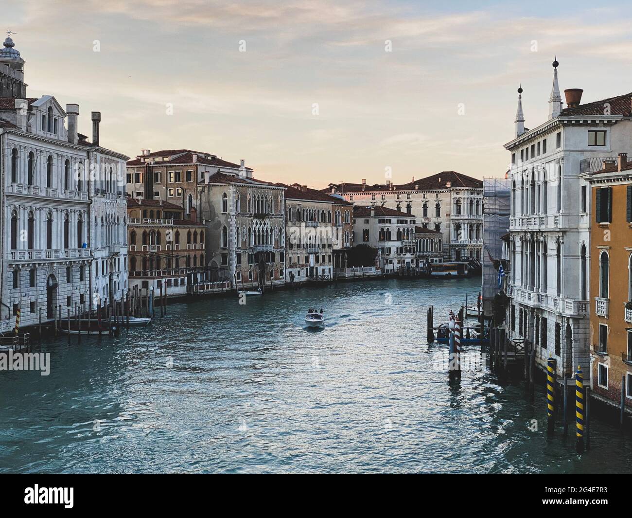 Blick auf den Canale Grande von der Ponte dell'Accademia in Venedig, Italien. Nur ein Boot auf dem Wasser Stockfoto
