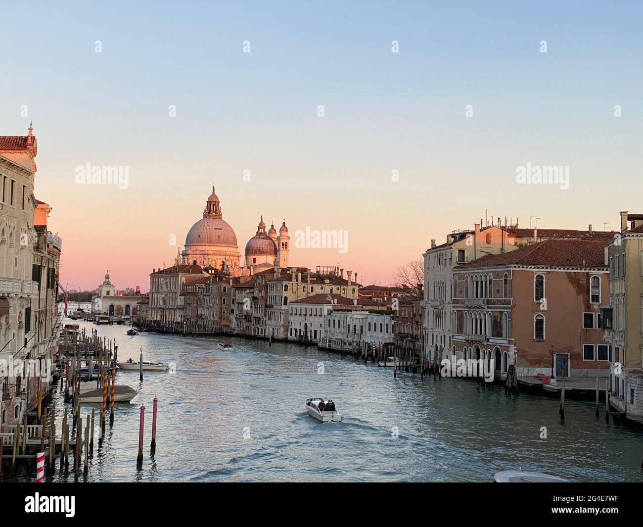 Blick auf den Canale Grande und die Basilika Santa Maria della Salute von der Ponte dell'Accademia in Venedig, Italien Stockfoto