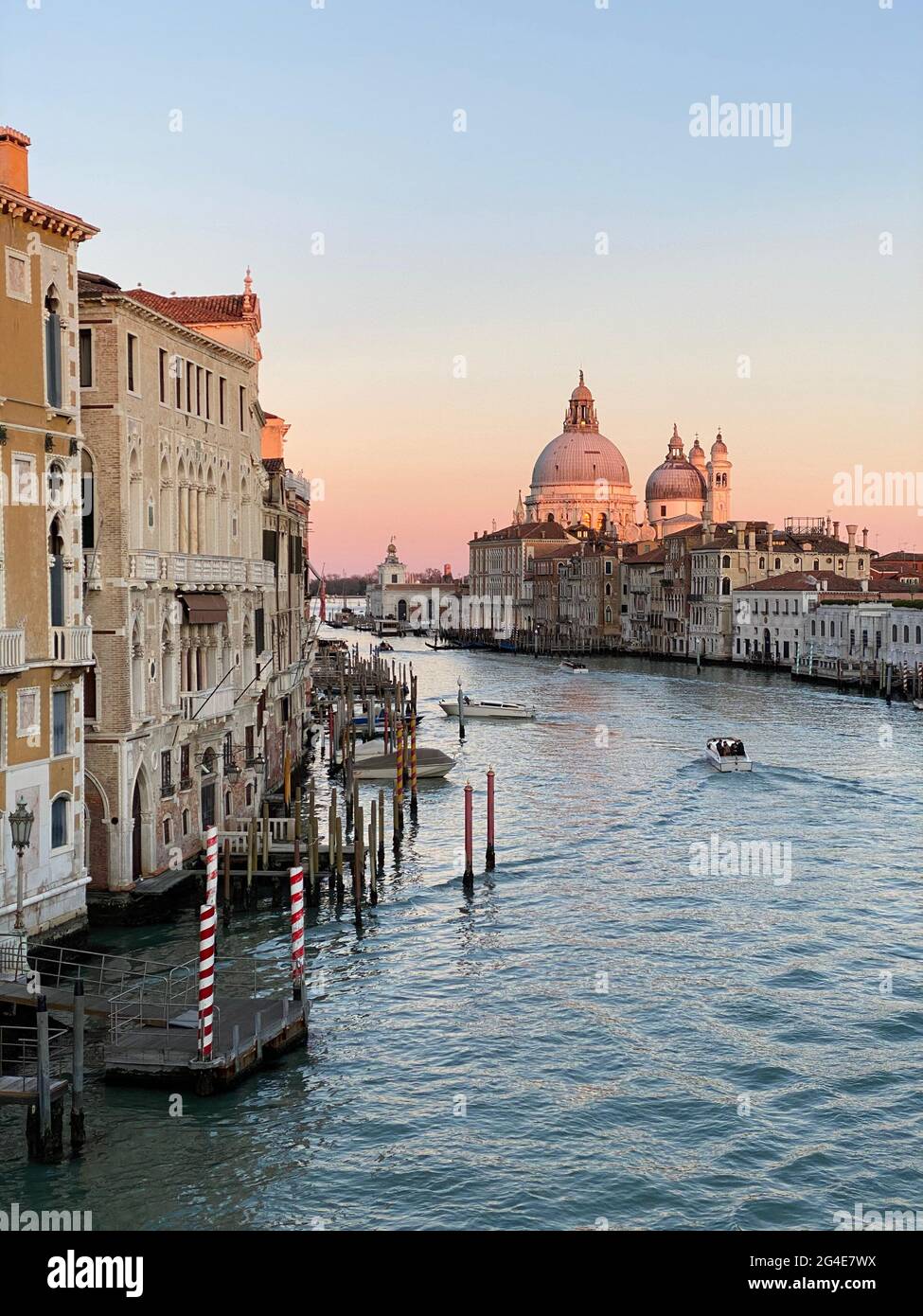 Blick auf den Canale Grande und die Basilika Santa Maria della Salute von der Ponte dell'Accademia in Venedig, Italien Stockfoto