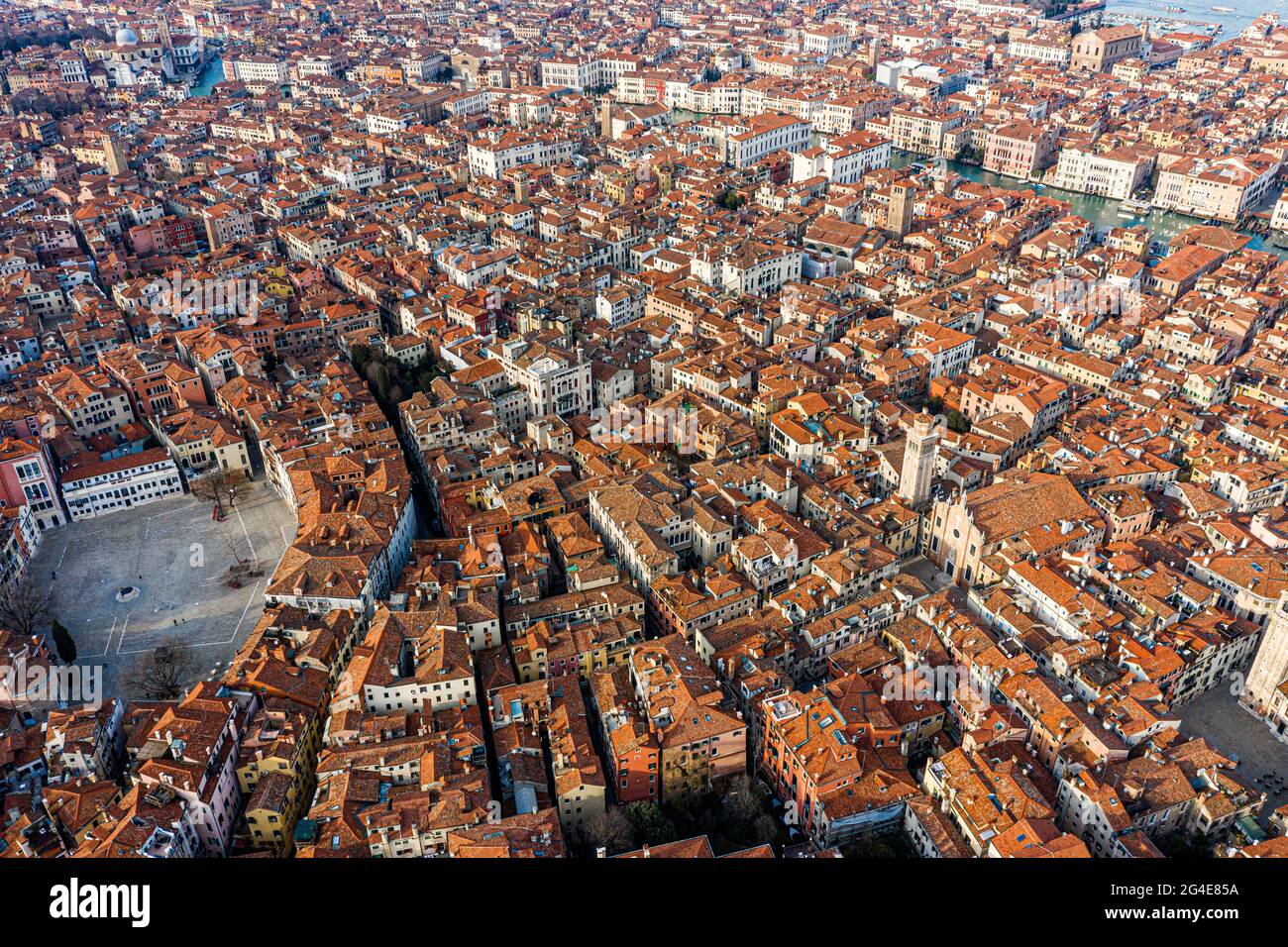 Draufsicht auf die alten venezianischen Dächer Stockfoto