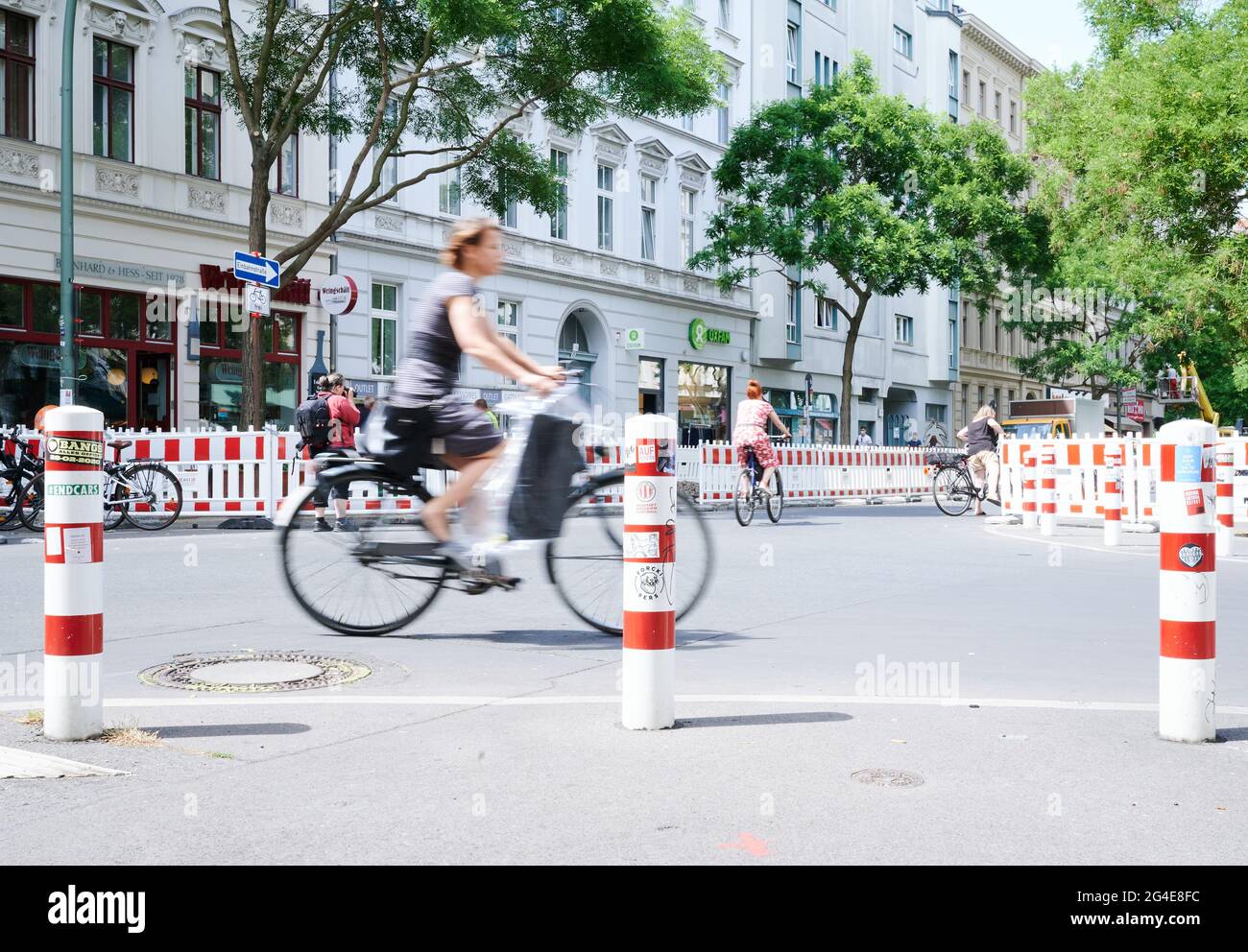 Berlin, Deutschland. Juni 2021. Radfahrer fahren zwischen den Baustellen des Radweges auf der Bergmannstraße. Im ersten Teil der Bauphase soll die Fahrradspur für beide Richtungen insgesamt drei Meter breit sein. In der 2. Bauphase soll die Bergmannstraße teilweise autofrei werden. Quelle: Annette Riedl/dpa/Alamy Live News Stockfoto