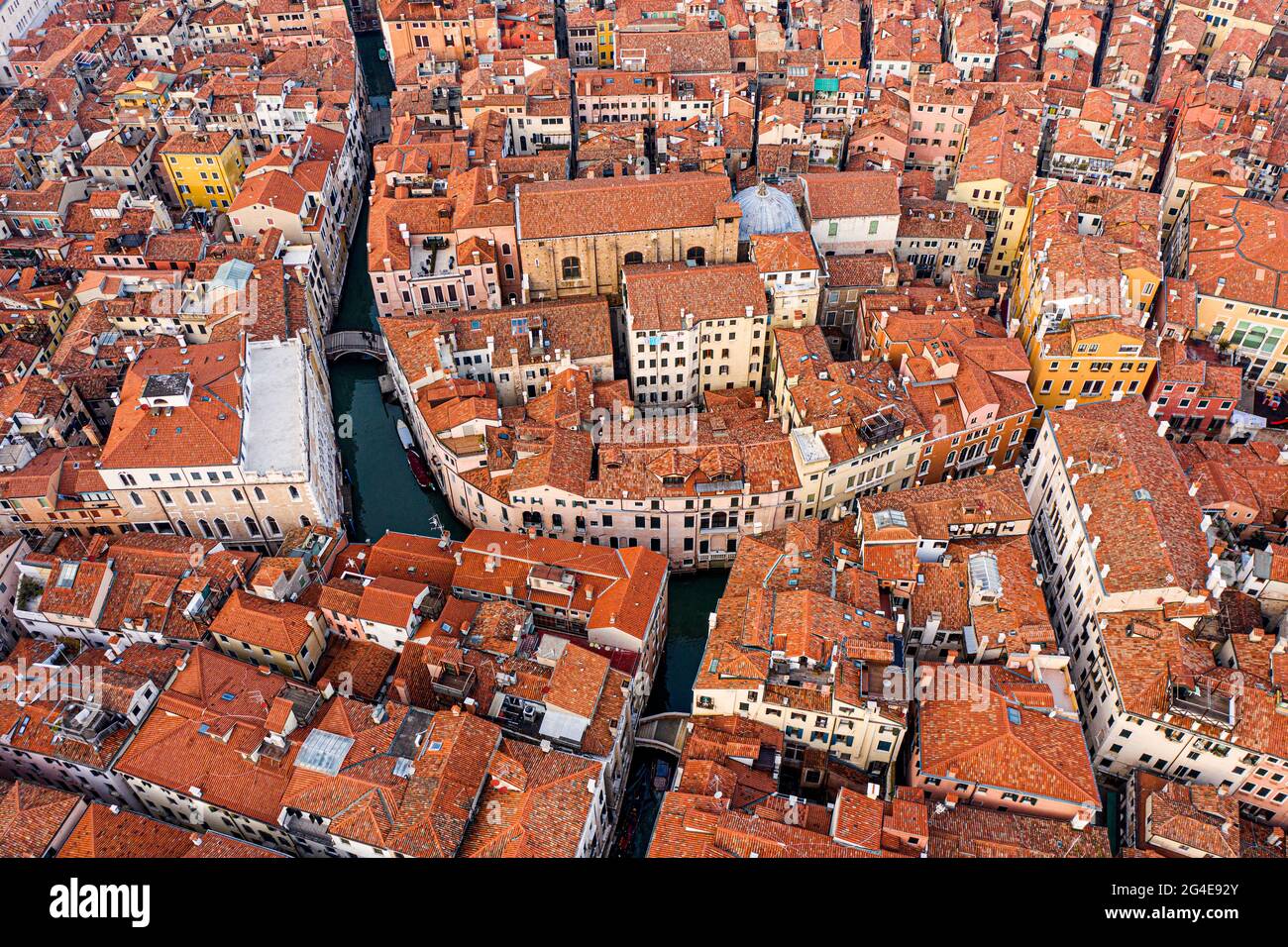 Draufsicht auf die alten venezianischen Dächer Stockfoto