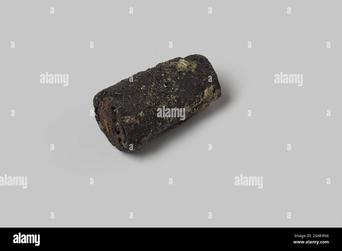 Kork aus Weinflasche aus dem Wrack des Ostindien. Das fliegende Herz. Der dunkelgraue/schwarze Kork war wahrscheinlich jemals Teil einer Weinflasche. Cork. Stockfoto