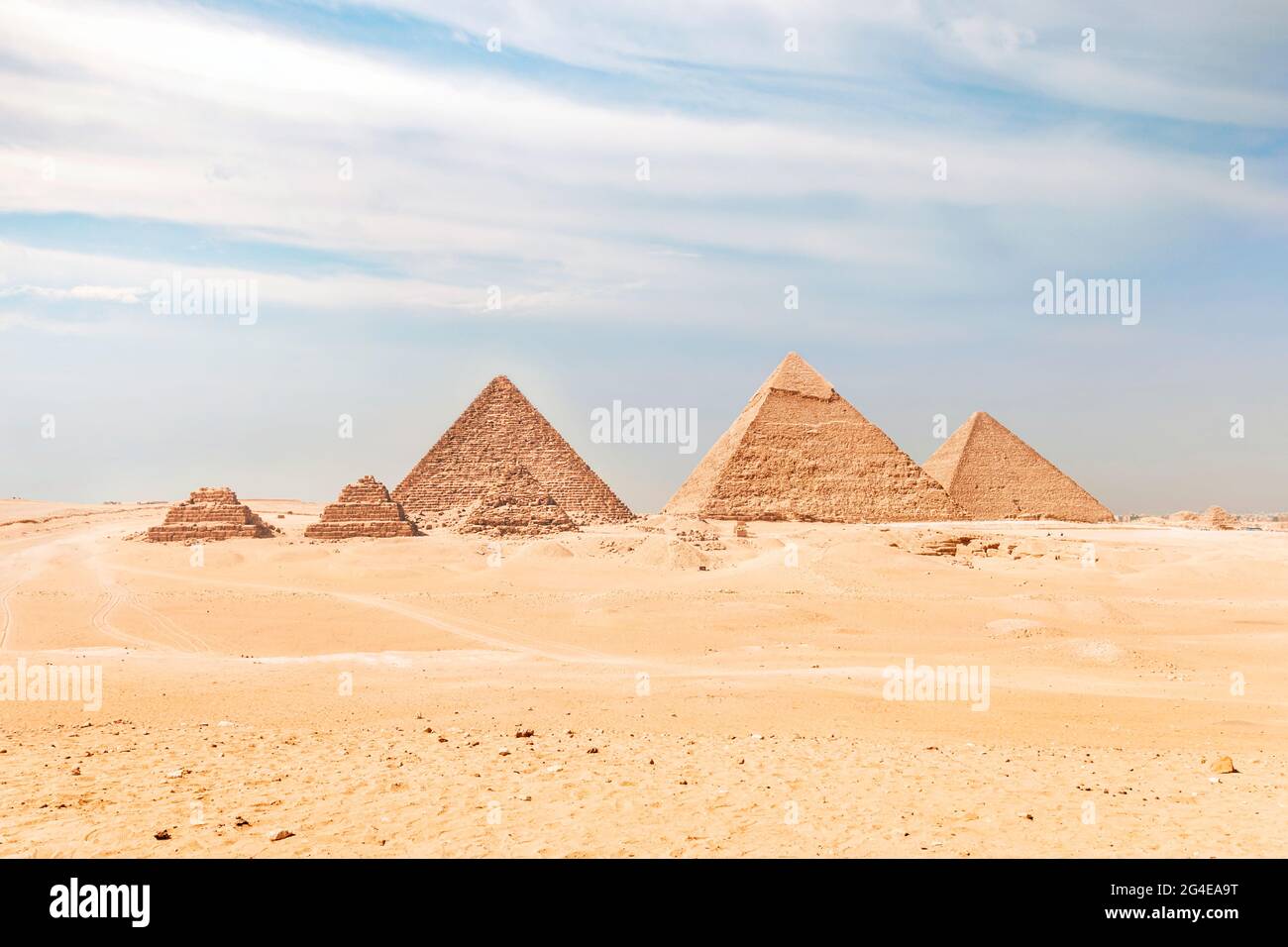 Ägypten. Kairo - Gizeh. Gesamtansicht der Pyramiden vom Gizeh Plateau. Drei und die Satelliten-Pyramiden, im Hintergrund: Die Pyramide von Menkaure Mykerino Stockfoto