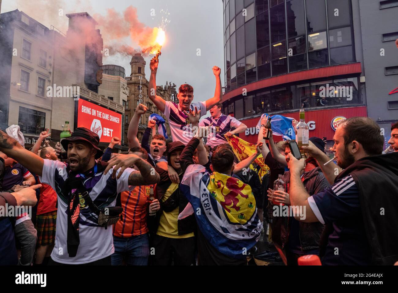 Schottische Fans versammeln sich am Leicester Square in Zentral-London vor dem EURO20-Spiel gegen England Stockfoto