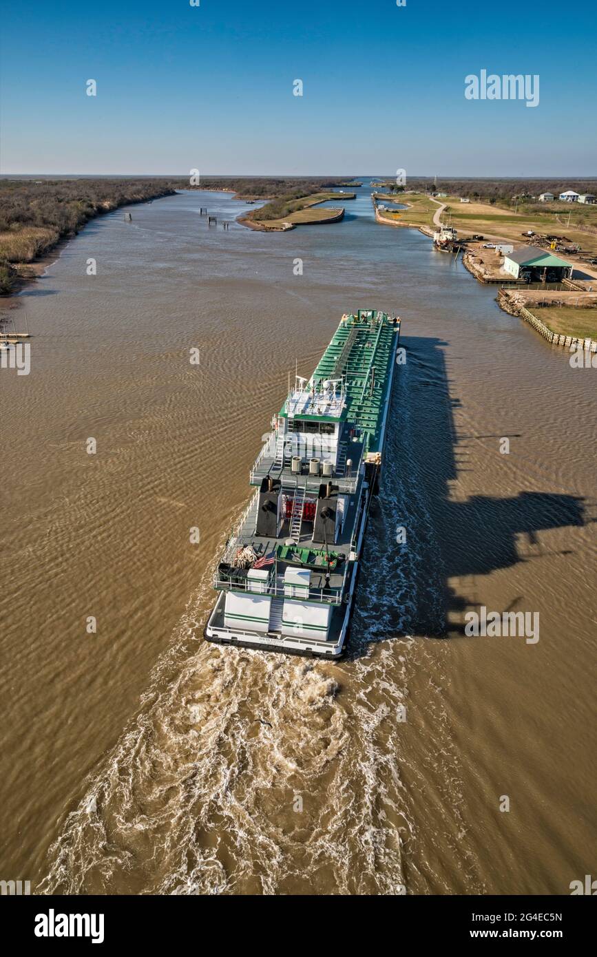 Barge am Intracoastal Waterway, Blick von der Autobahnbrücke in Matagorda, Texas, USA Stockfoto