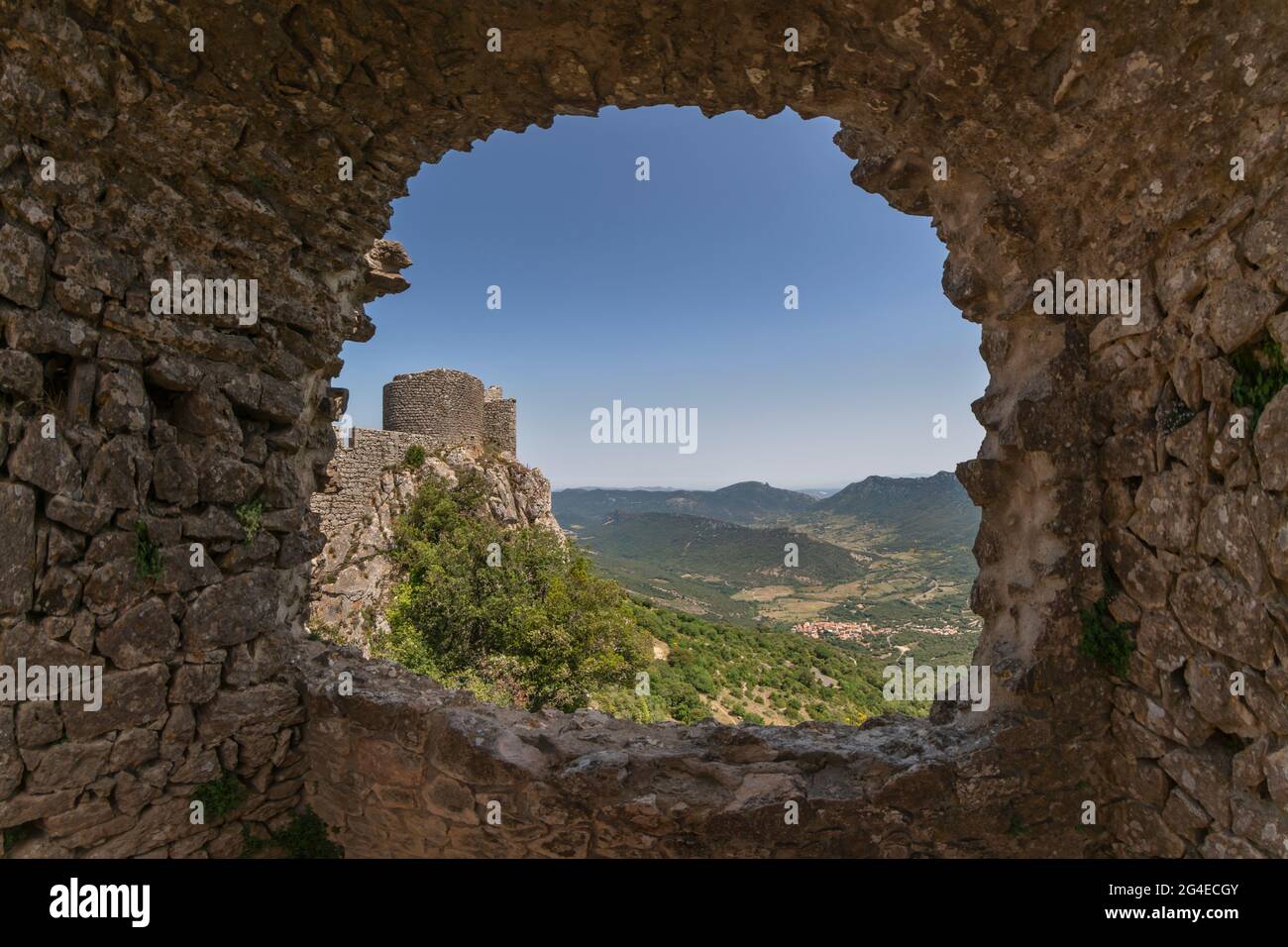 FRANKREICH - AUDE (11) BURG PEYREPERTUSE. VOM SÜDLICHEN WACHTURM AUS, BLICK AUF DEN ALTEN KERKER. AUF DER RECHTEN SEITE DAS TAL DES VERDOUBLE FLUSSES UND DER VIL Stockfoto