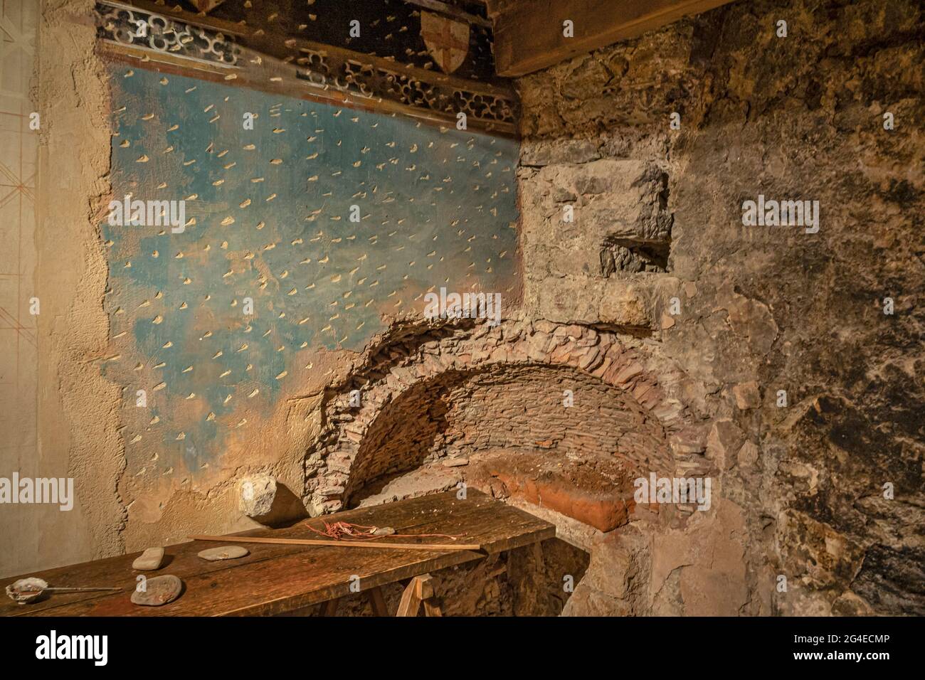 FRANKREICH - AUDE (11) VILLEROUGE-TERMENES CASTEL. REPARATUR VON FRESKEN AN EINER DER WÄNDE DER ZEREMONIELLEN RÄUME. Stockfoto
