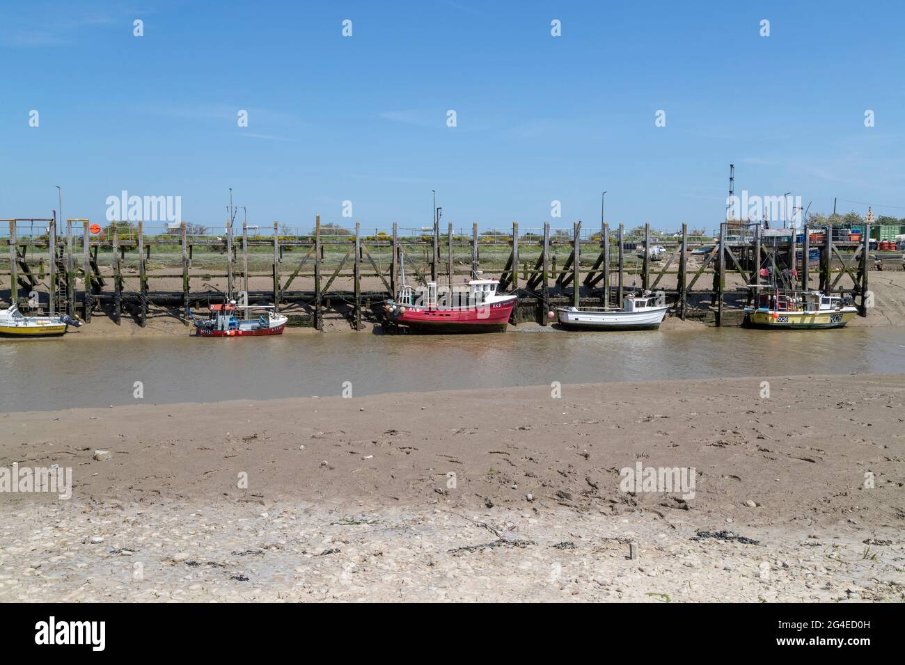 Rye Harbour zu niedriger Zeit mit schlammigen Ufern des Flusses Brede, Rye, West Sussex, England, Großbritannien. Stockfoto