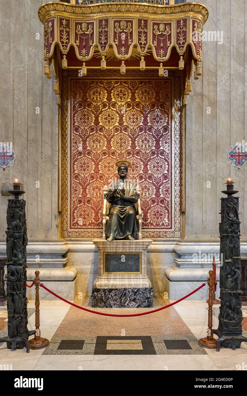 St. Peter thront Statue im Petersdom, Rom, Italien. Stockfoto