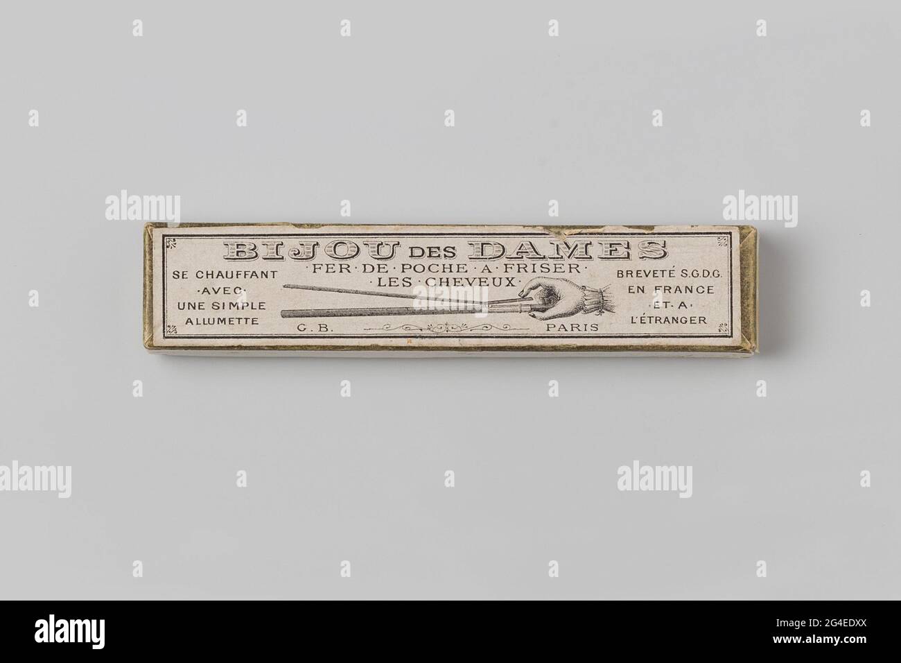 Schachtel aus weißem Karton, rechteckig, auf dem in schwarz der Firmenname gedruckt ist. Schachtel aus weißem Karton, rechteckig, auf dem der schwarze Firmenname gedruckt wurde: 'g.b.breveté.s.g.d.g', und 'bijou des Ladies'. Stockfoto