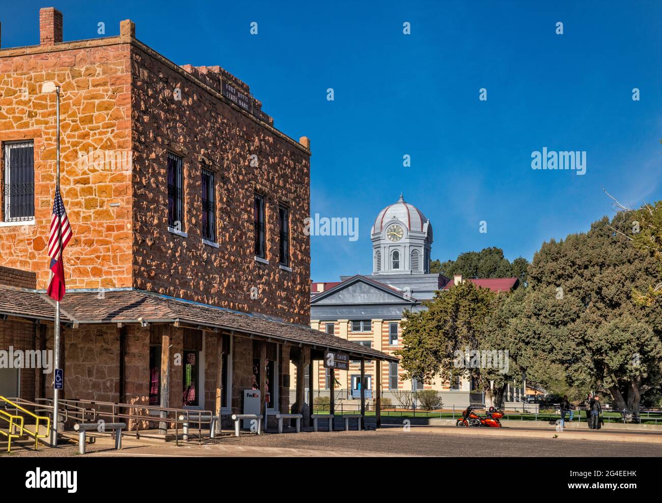 Historisches Espy Building Fort Davis State Bank, Gerichtsgebäude in der Ferne, Fort Davis, Texas, USA Stockfoto