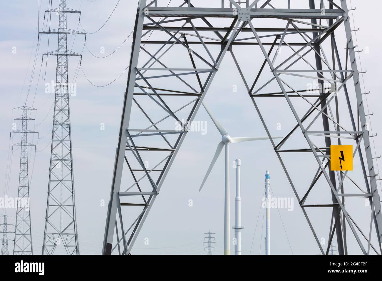 Gruppe niederländischer Stromtürme und Windkraftanlagen in Zutphen, Niederlande Stockfoto