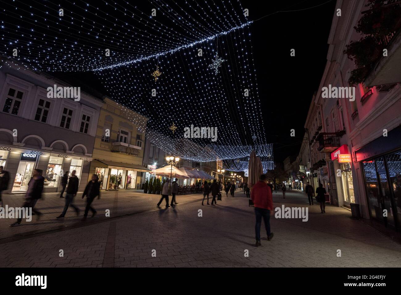 Bild der Weihnachtsdekoration in der Fußgängerzone von Zmaj Jovina Ulica, in Novi Sad, Serbien, während eines Winterabends. Novi Sad ist das zweite l Stockfoto