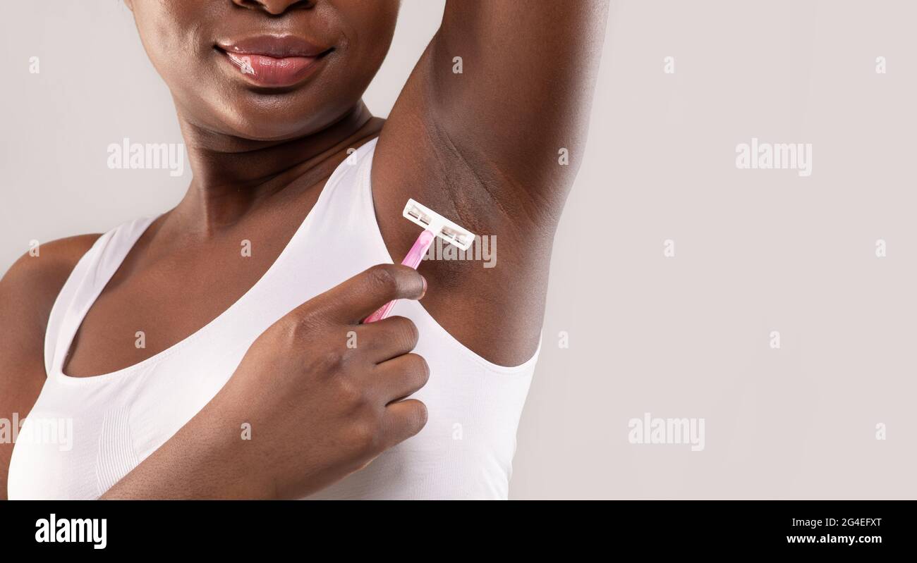 Nahaufnahme Einer Nicht Erkennbaren Afroamerikanischen Lady Rasur Unter Dem Arm Mit Pink Razor Stockfoto