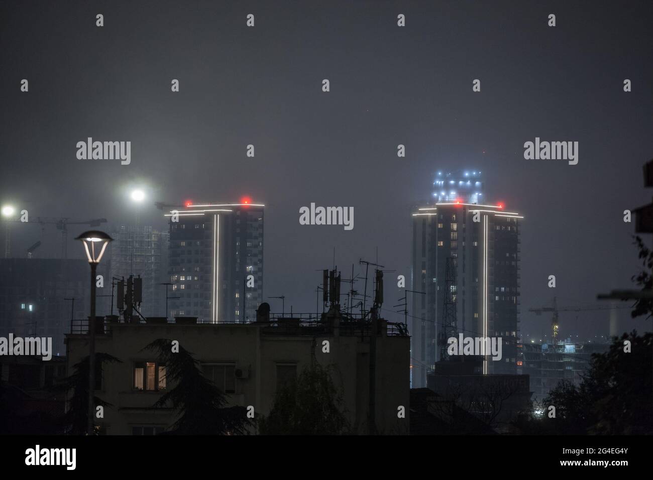 Bild von alten und neuen Gebäuden in belgrad, serbien, während einer rauchigen nebligen Nacht aufgrund der Verschmutzung. Belgrad, Serbien, ist der Zeitpunkt der Umweltverschmutzung i Stockfoto