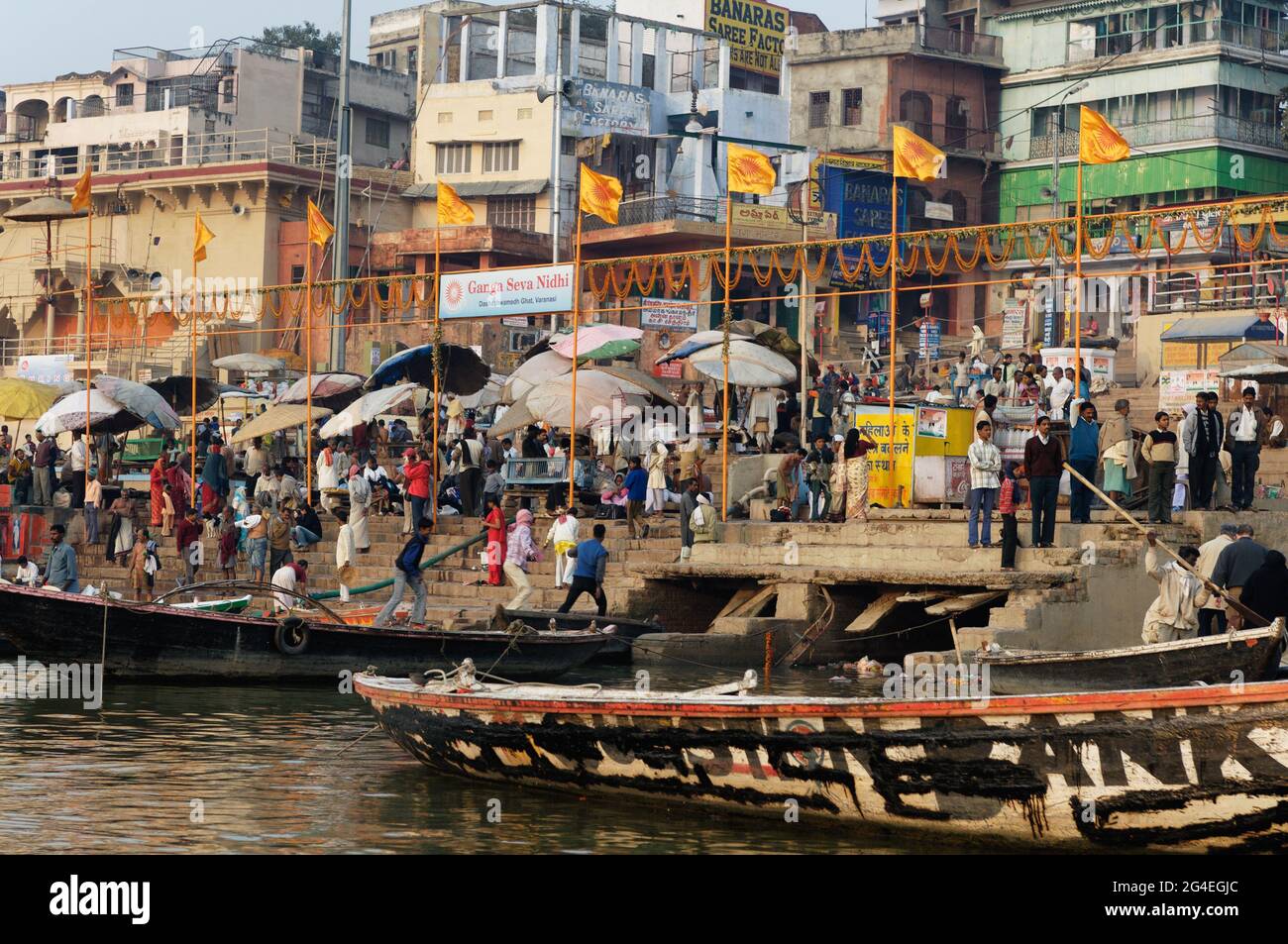 Der geschäftige und überfüllte Dashashwamedh Ghat am Ufer des Flusses Ganges in Varanasi, Uttar Pradesh, Indien Stockfoto