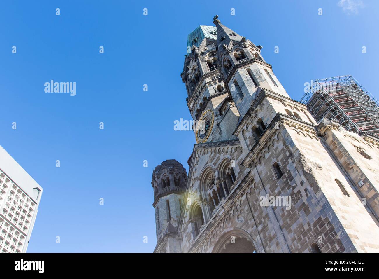 Die Fassade der Kaiser-Wilhelm-Gedächtniskirche ist eine evangelische Kirche, die der Evangelischen Kirche in Berlin, Deutschland, Europa, angeschlossen ist Stockfoto