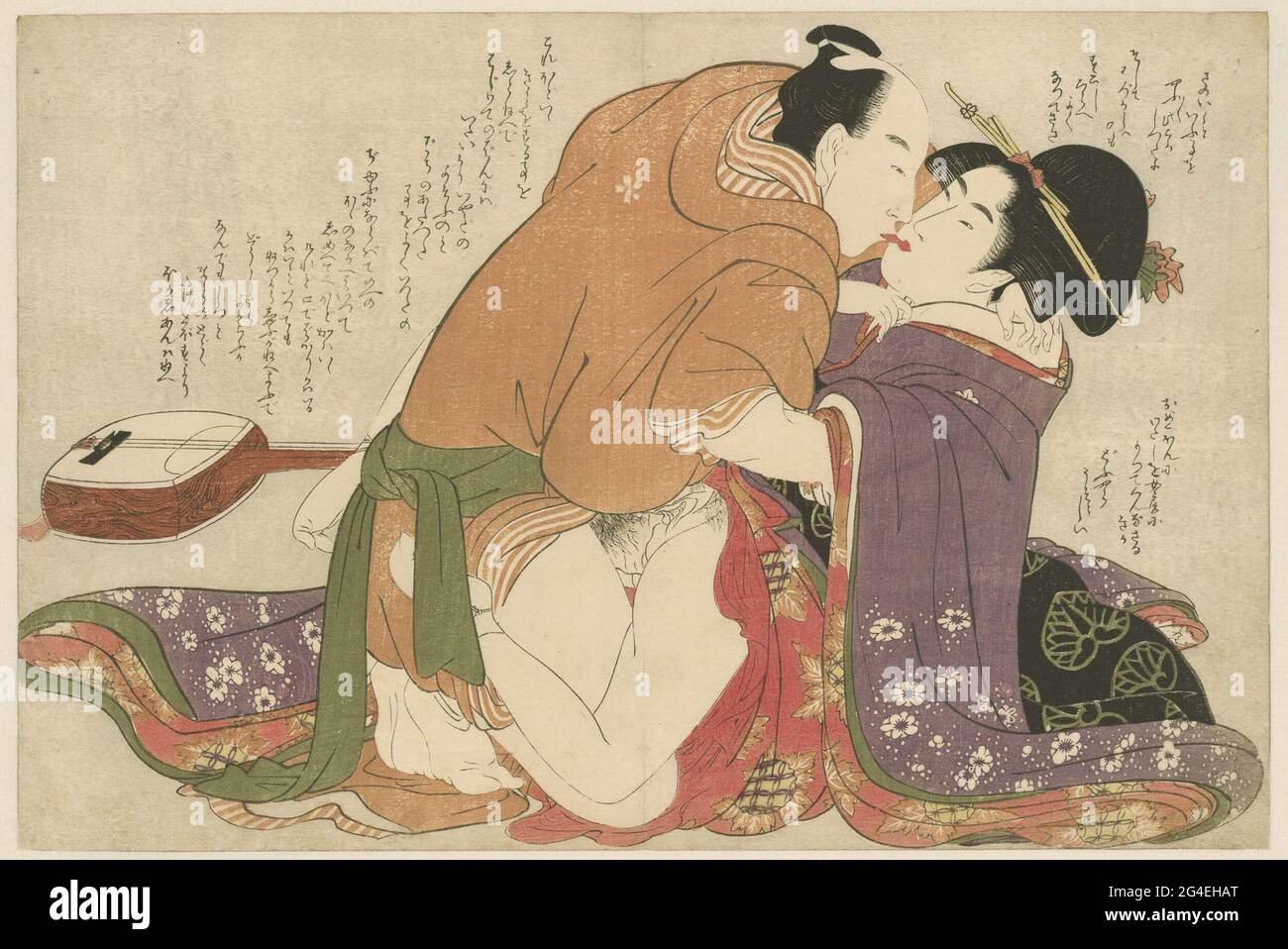 . Frau in bunten Kleidern, küsst mit ihrem Geliebten, während sie die Liebe hält. Im Hintergrund ein Shamisen (Saiteninstrument). Letzter von dreizehn Abzügen aus dem Album Negai No Itoguchi (auch übersetzt mit: Das Vorspiel zum Begehren). Stockfoto