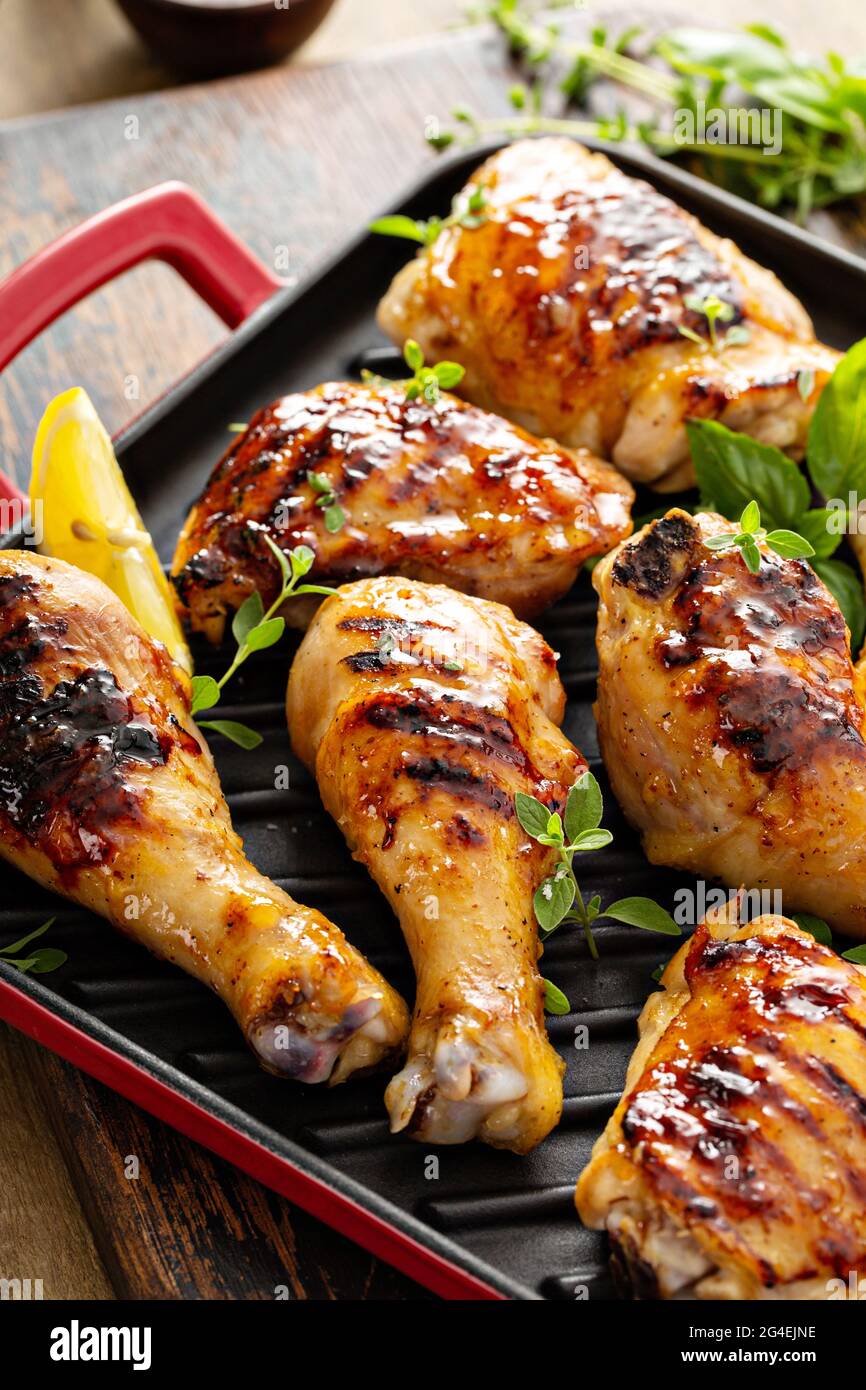 Gegrillte Hähnchenschenkel und Drumsticks mit Honigglasur Stockfoto