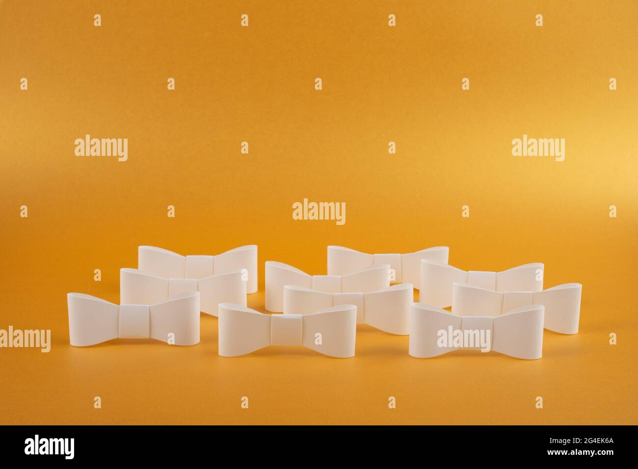 Weiße Papierbänder auf goldenem Hintergrund. Komposition mit Kopierbereich. Stockfoto