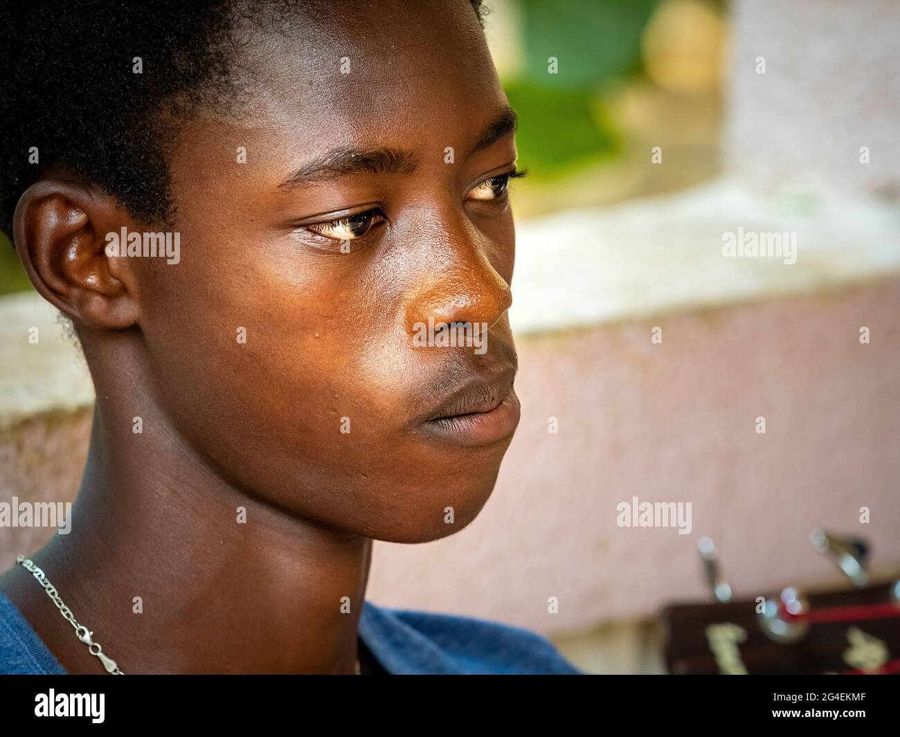 MBOUR, SENEGAL - JANUAR CIRCA, 2021. Nahaufnahme nicht identifizierten verärgert nachdenklichen afrikanischen Teenager allein, Blick in die Ferne, denken an Teenager probl Stockfoto