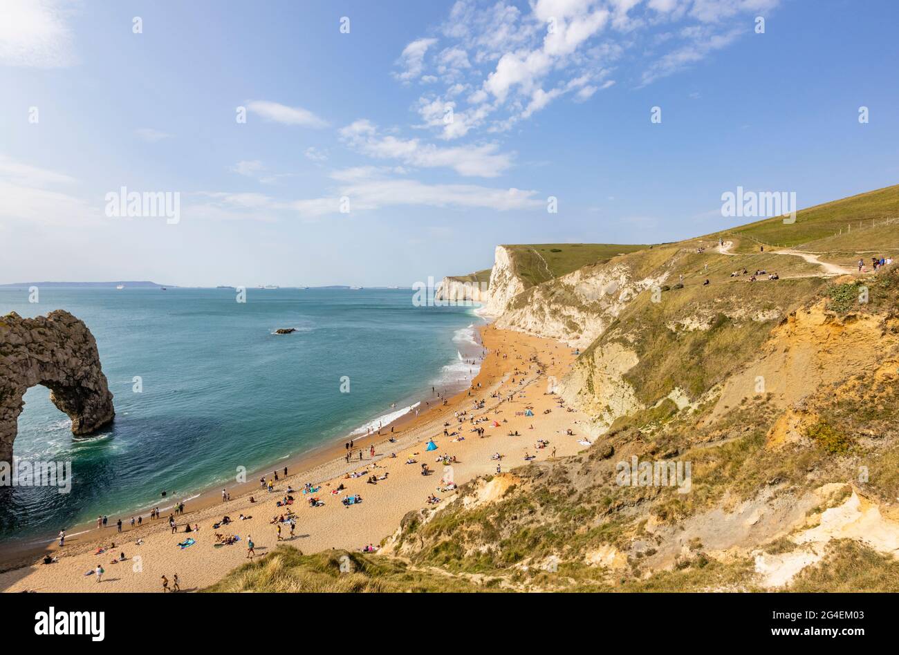 Panorama-KüstenklippenDraufsicht auf die malerische Durdle Door Felsformation auf der Jurassic Coast World Heritage Site in Dorset, Südwesten Englands Stockfoto
