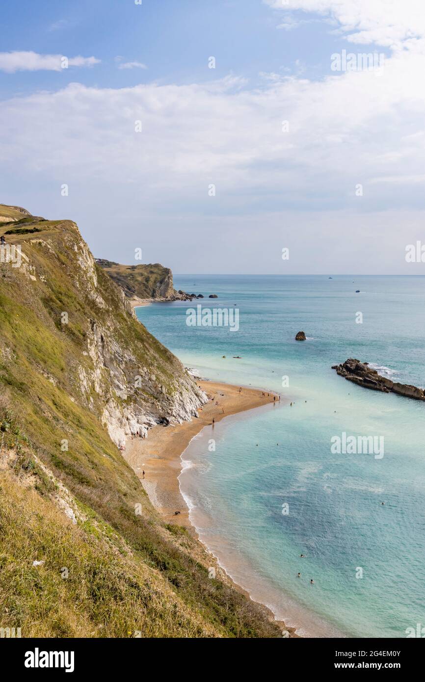 Panorama-KüstenklippenDraufsicht auf man O'war Bay an der malerischen Küste der zum Weltkulturerbe gehörenden Jurassic Coast bei Durdle Door in Dorset, SW England Stockfoto