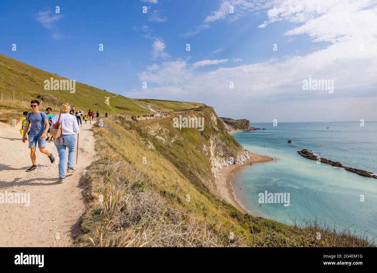 Panorama-KüstenklippenDraufsicht auf man O'war Bay an der malerischen Küste der zum Weltkulturerbe gehörenden Jurassic Coast bei Durdle Door in Dorset, SW England Stockfoto