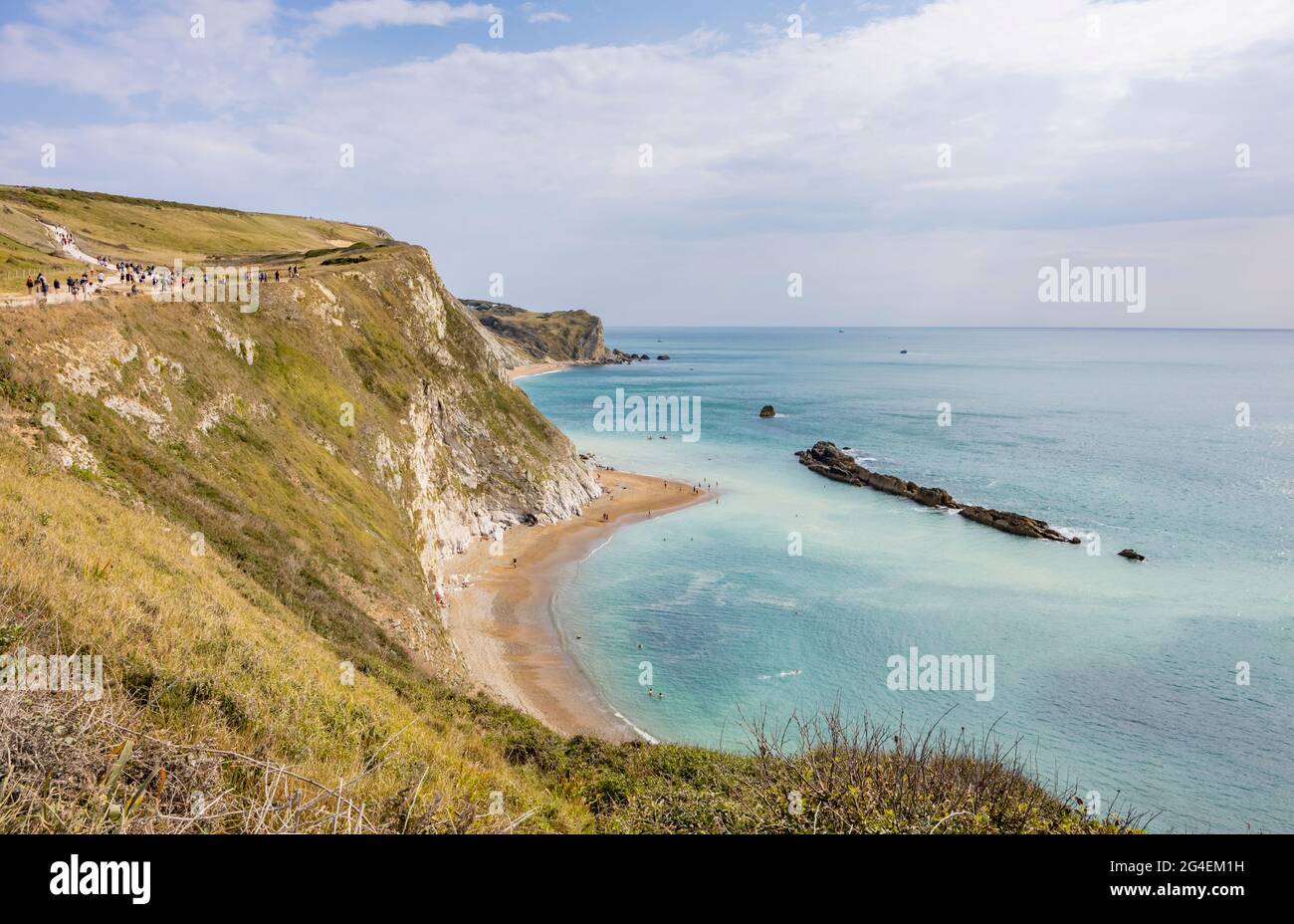 Panorama-KüstenklippenDraufsicht auf man O'war Bay an der malerischen Küste der zum Weltkulturerbe gehörenden Jurassic Coast bei Durdle Door in Dorset, SW England Stockfoto