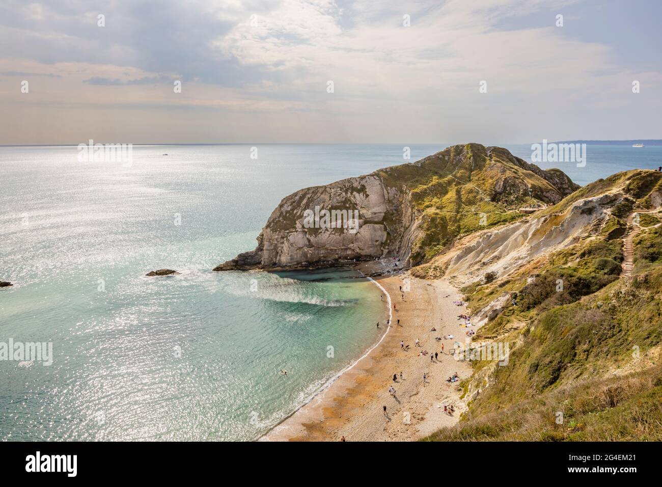 Panorama-KüstenklippenDraufsicht auf man O'war Bay an der malerischen Küste der zum Weltkulturerbe gehörenden Jurassic Coast bei Durdle Door in Dorset, SW England Stockfoto