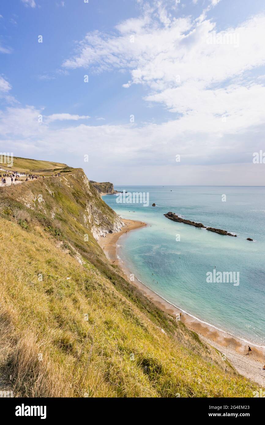 Panorama-KüstenklippenDraufsicht auf man O'war Bay an der malerischen Küste der zum Weltkulturerbe gehörenden Jurassic Coast bei Durdle Door in Dorset, SW England Stockfoto
