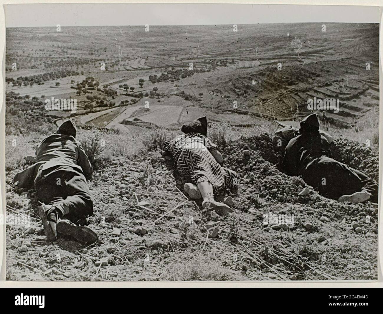 . Während des Spanischen Bürgerkrieges am 11. September 1936 nimmt eine Schützin Stellung zwischen zwei republikanischen Soldaten an der Aragonfront. Auf der Rückseite ein Stempel mit einem Stempel mit Drucktext in Englisch. Stockfoto