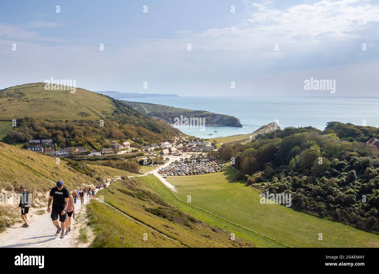 Panorama-KüstenklippenDraufsicht auf Lulworth Cove und den South West Coast Path auf der Jurassic Coast World Heritage Site in Dorset, Südwestengland Stockfoto