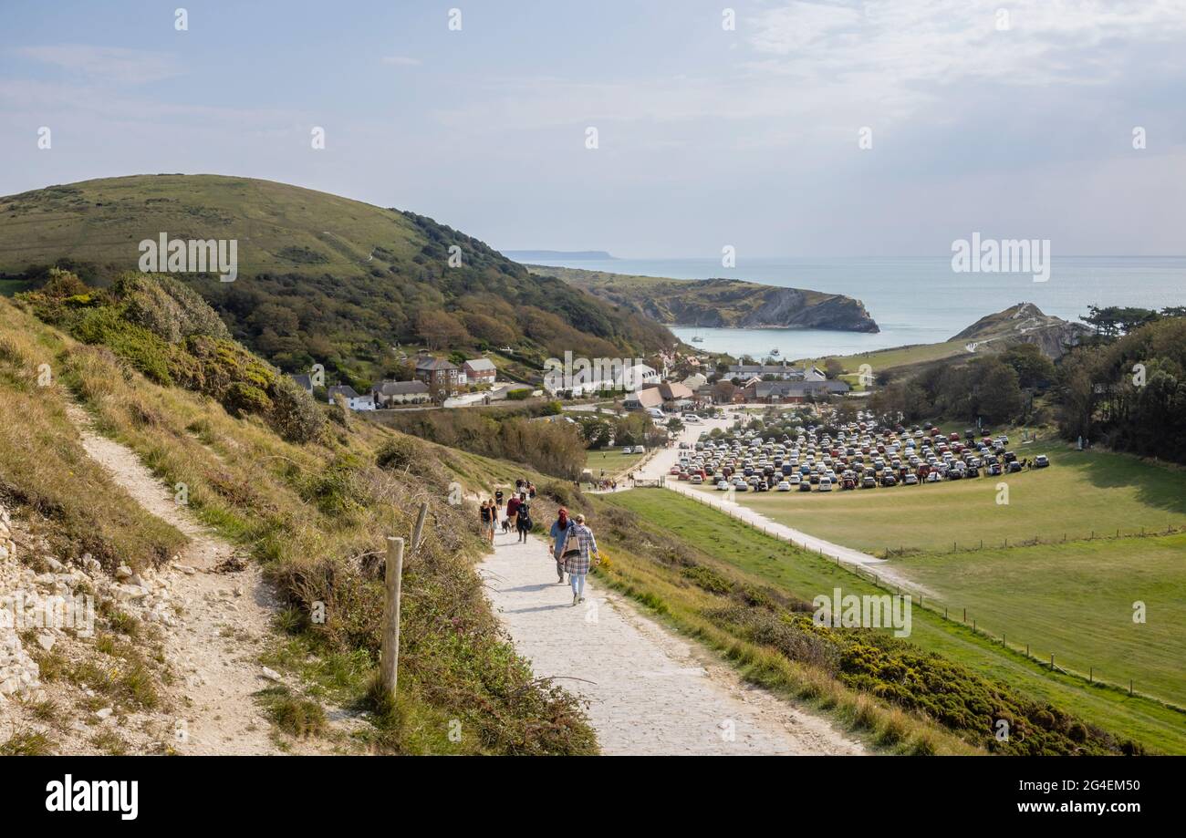Panorama-KüstenklippenDraufsicht auf Lulworth Cove und den South West Coast Path auf der Jurassic Coast World Heritage Site in Dorset, Südwestengland Stockfoto