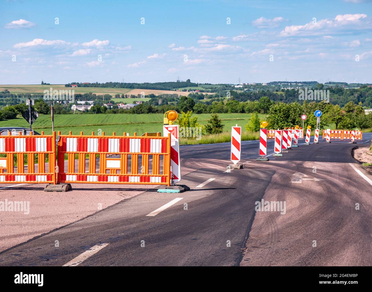 Die Fahrspur einer Straße wird neu geteert Stockfoto