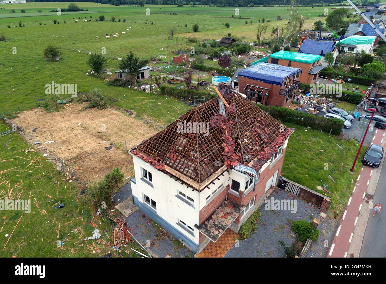 Luftdrohnenbild zeigt die Schäden nach dem kleinen Tornado am Sonntag, Montag, 21. Juni 2021, in Beauraing. 92 Häuser in der Stadt wurden zerstört Stockfoto