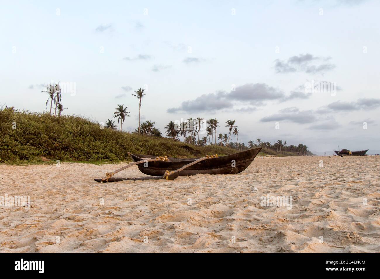Strandleben in Indien während Monsoon mit einem Boot Stockfoto