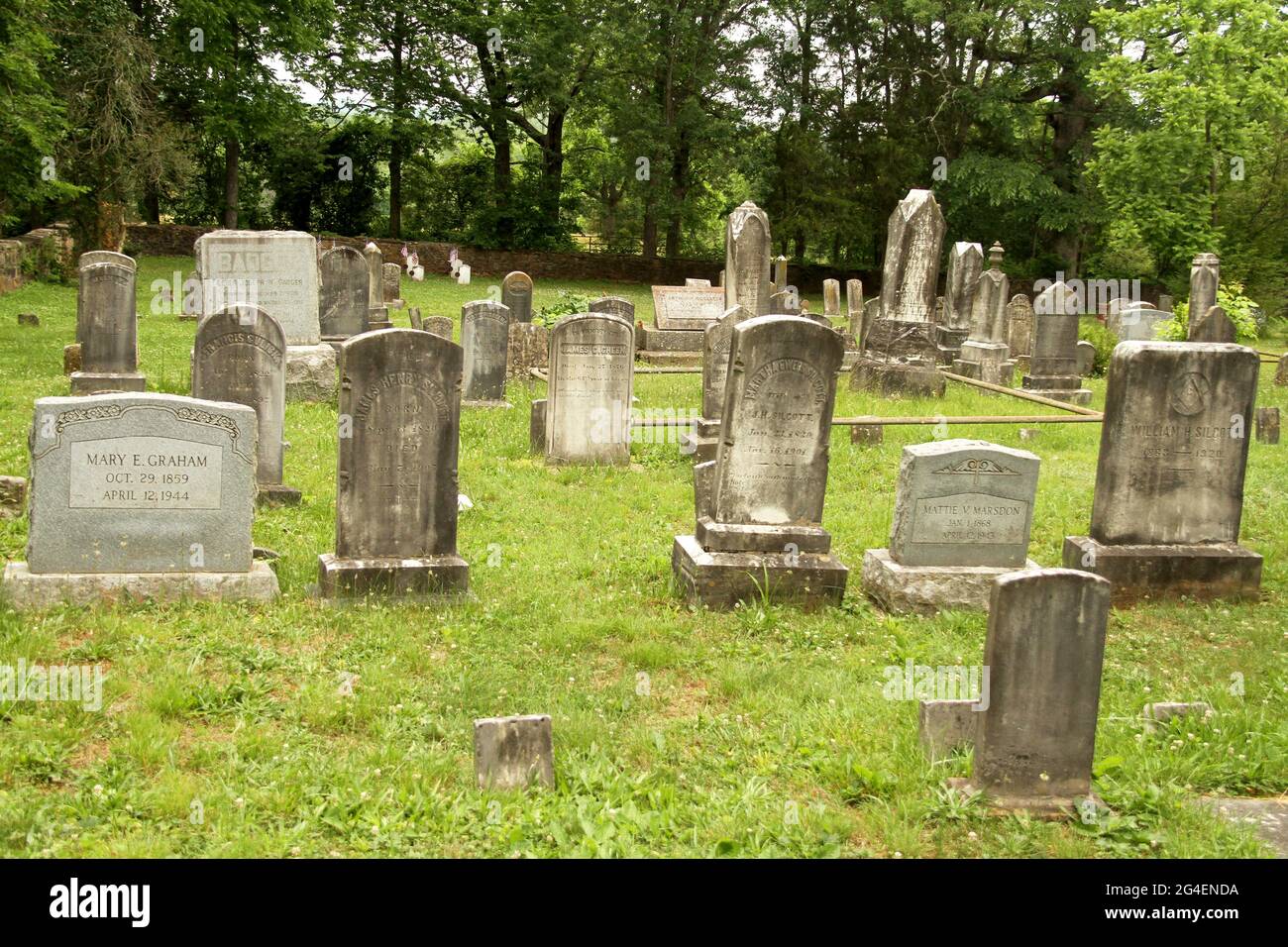 Mt. Zion Historic Park, VA, USA. Der Friedhof der Old School Baptist Church, mit Grabsteinen aus dem 19. Jahrhundert. Stockfoto