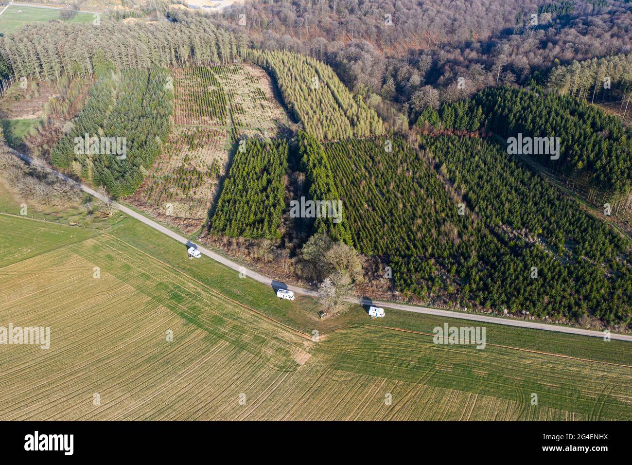 Luftaufnahme auf einem Campingplatz der Campingwagengruppe, in einem Feld, belgische ardennen Stockfoto